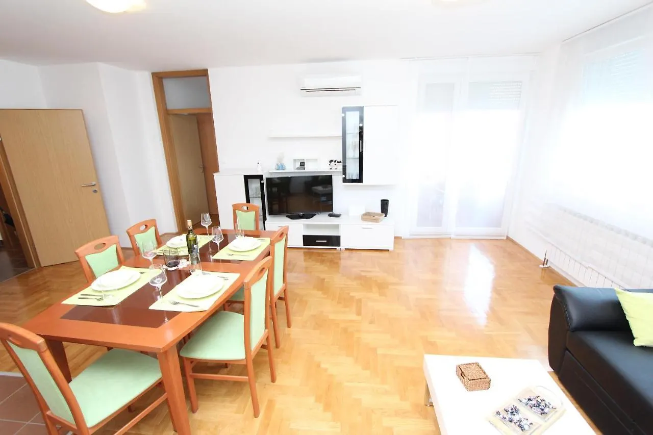 Apartment Mladen Pula 0*,